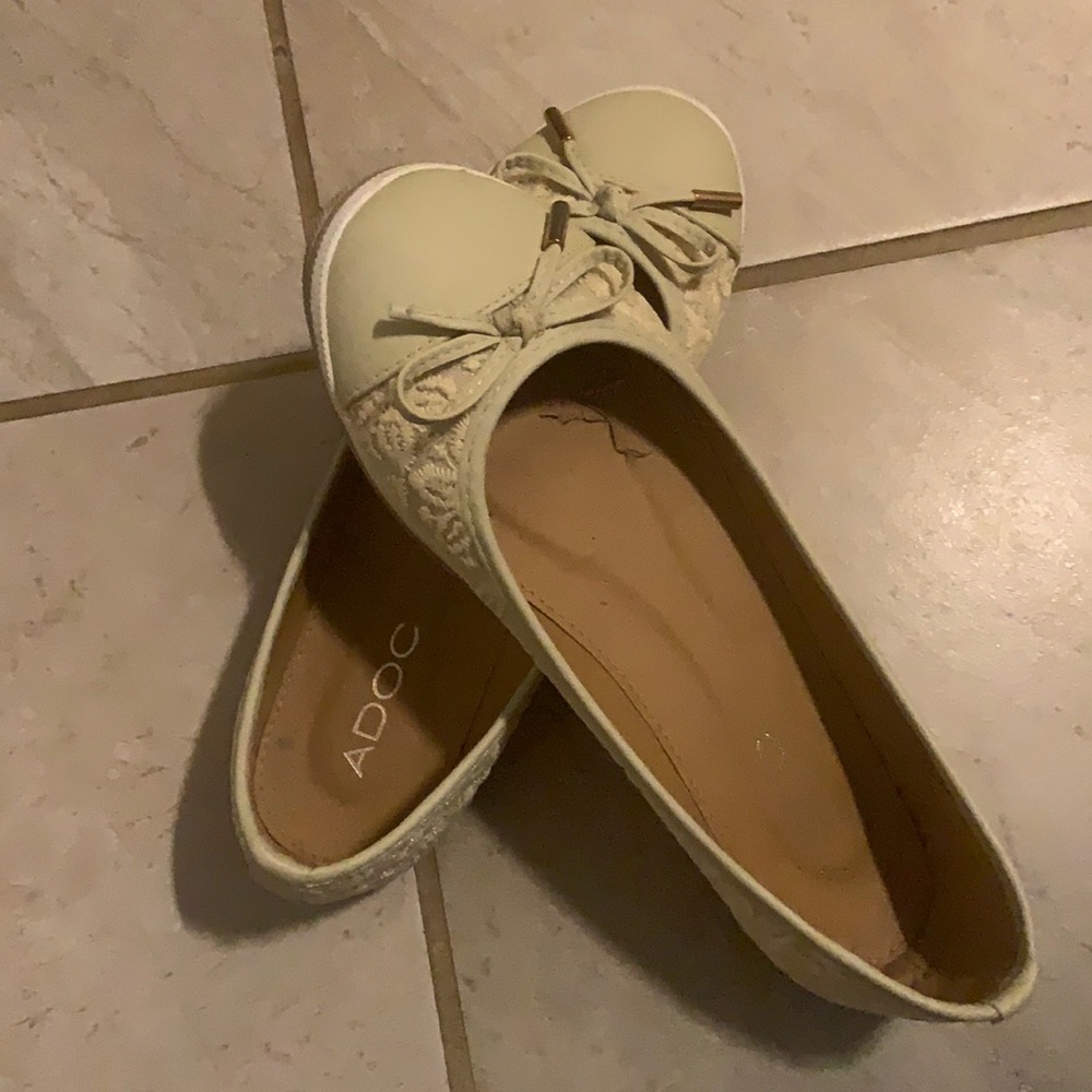 Creme flat. Size 8.